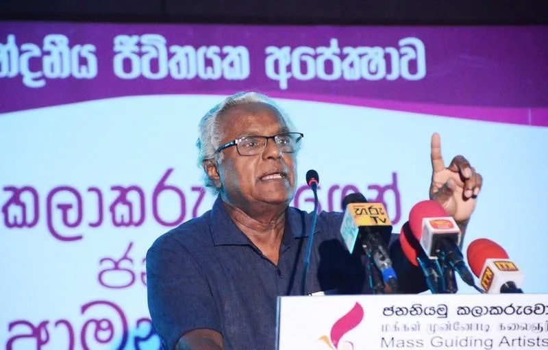තම දරුවාගේ ආදරණීය ගුරුවරයා හුදෙකලා නොකරන්න