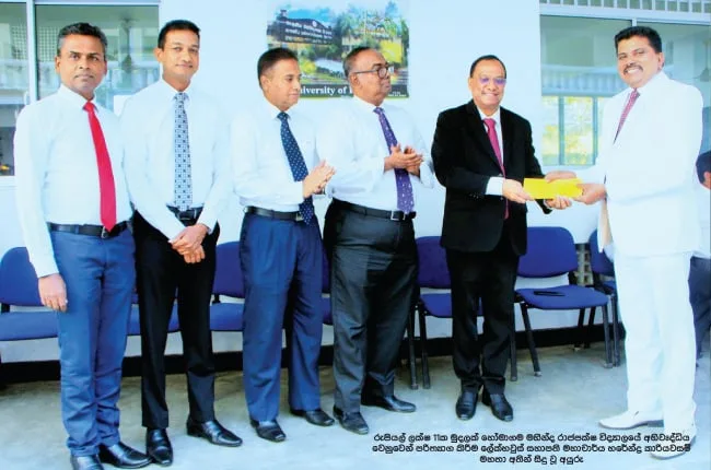 සුදු වතින් සැරසිලා අප ඉදිරියේ බලා සිටින ඔබ තමයි මේ රටේ ශක්තිය හා අනාගතය