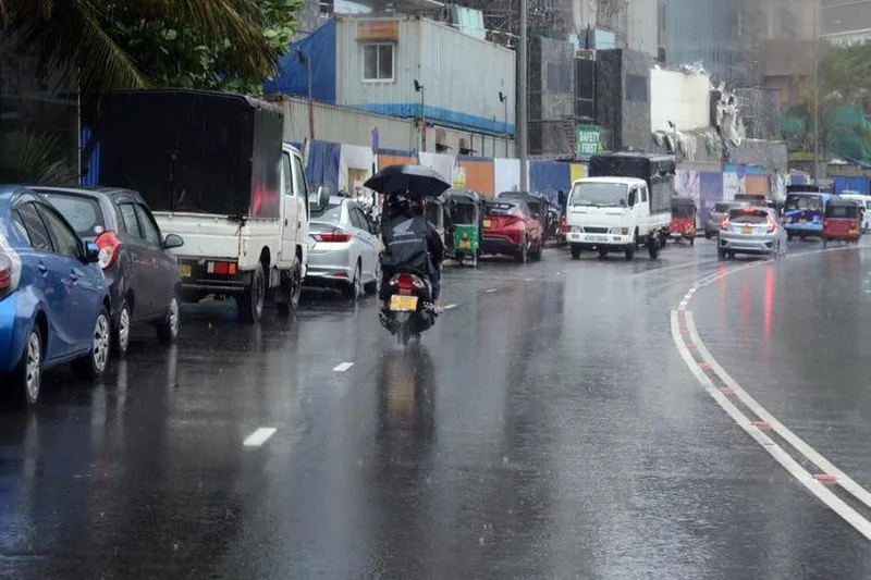 කුඩ එහෙම අරගෙන වැඩට යන්න - අද හවසට ගිගුරුම් සහිත වැසි