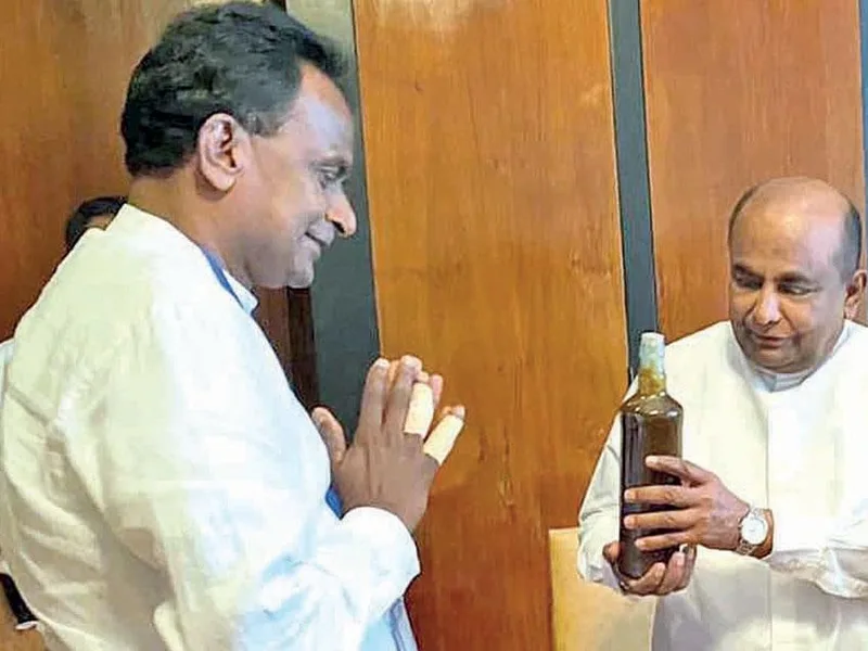 කොරෝනා හෙළ ඔසුවෙන් රට හෙල්ලූ කෑගල්ලේ කපුරාල