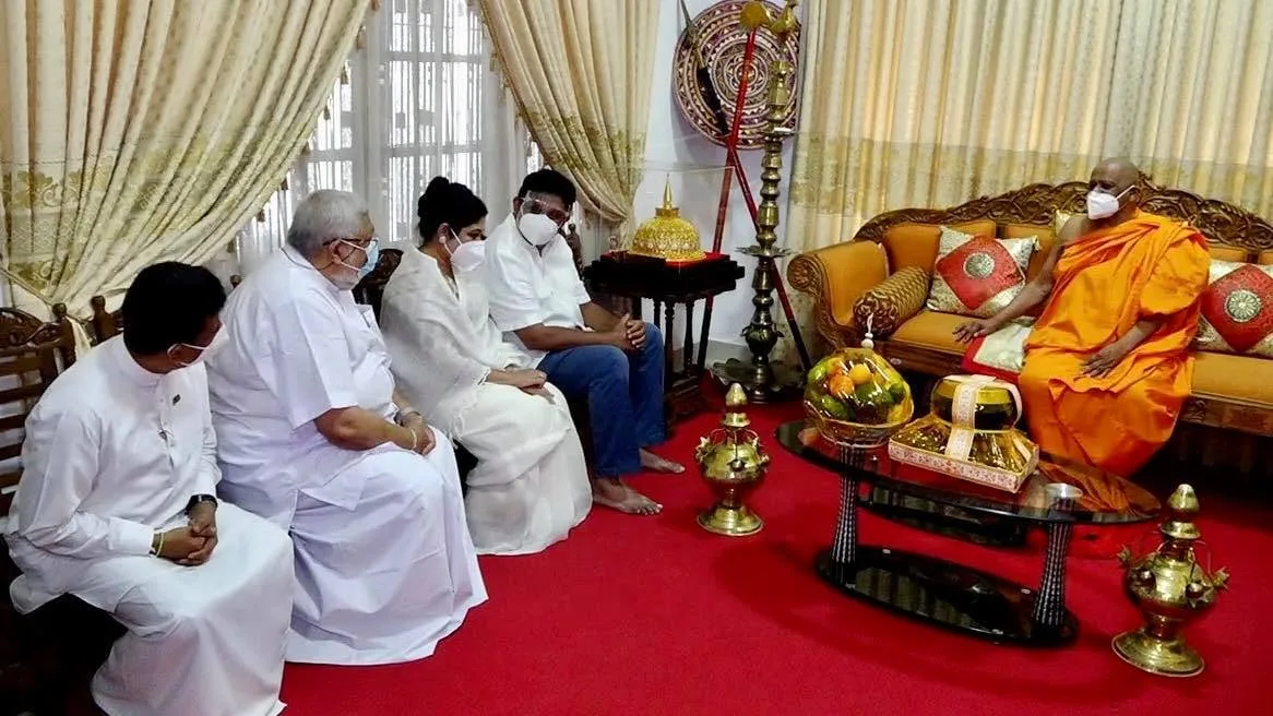 සජිත් මල්වතු-අස්ගිරි මහ නාහිමිවරුන් බැහැ දකියි