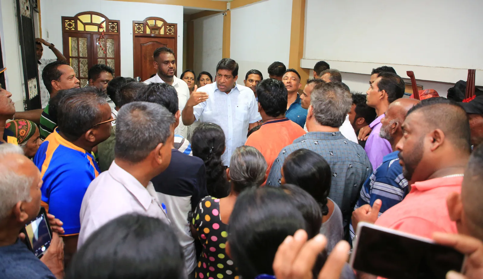සජිත්ගේ ප්‍රතිපත්ති ගැන රවී පැහැදිළි කරයි