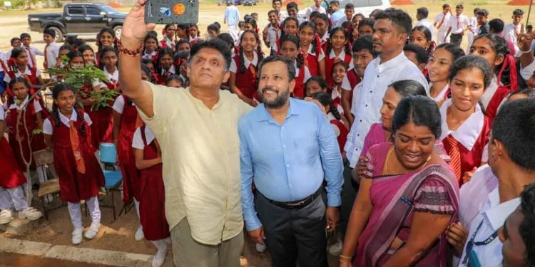 ආණ්ඩුවට යනවා කිව්ව රිෂාඩ් සජිත්ගේ වේදිකාවේ