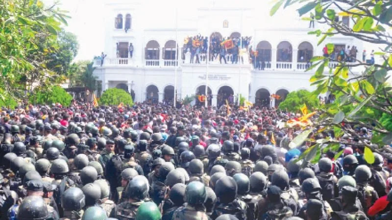 අරගලකරුවෝ අගමැති කාර්යාලයටත් පනිති
