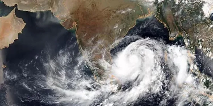 චණ්ඩ සුළි කුණාටුවක් අත ළඟ - කාල­ගුණ විද්‍යා දෙපා­ර්ත­මේ­න්තුවෙන් රතු එළියක්