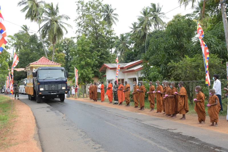 සඳහිරු සෑයේ කොත් වහන්සේ රැගත් පෙරහැර අද වාරියපොළට ලඟාවේ