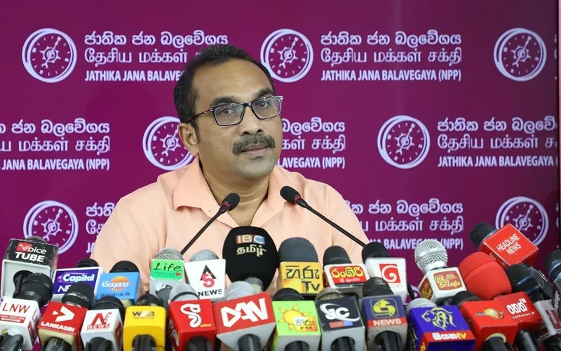 සරත් වීරසේකර යුද උන්මාදයෙන් පෙළෙනවා