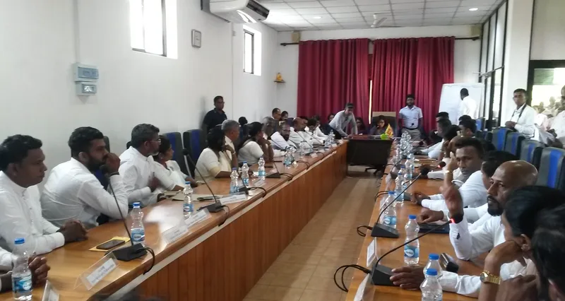 බළපිටිය ප්‍රාදේශීය සභාවේ සභාපතිවරයා කුසපත් ඇදීමෙන්..!