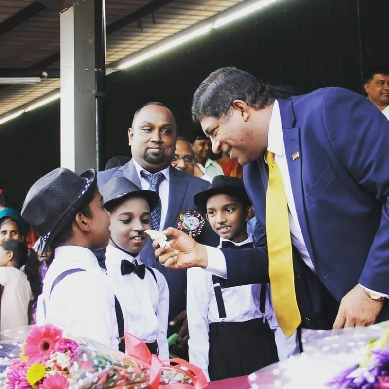 රවී කවුද-කළේ කුමක්ද-කරන්නේ මොනවා ද..?