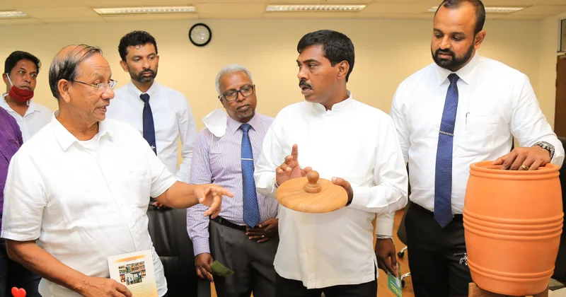 අතේ මුදලට Nano වතුර ෆිල්ටරයක්