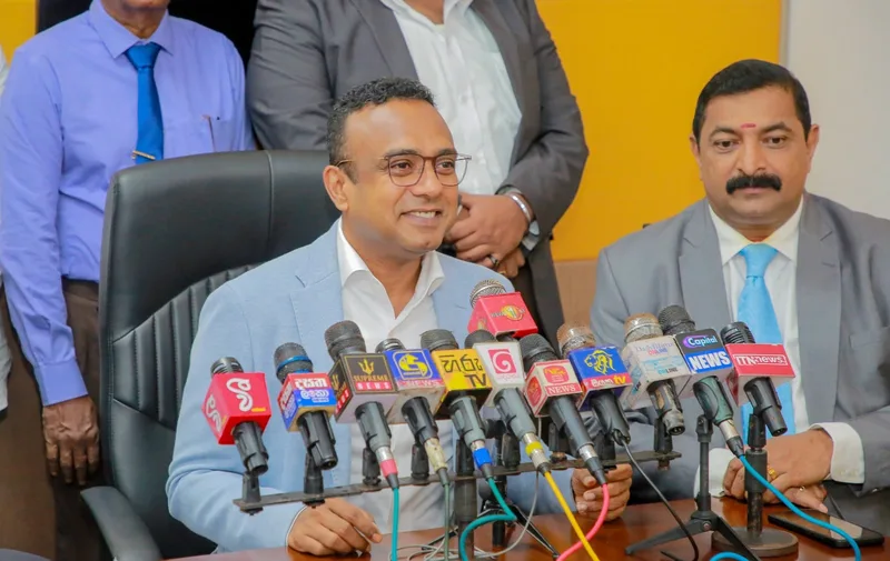 සජබයේ පාක්ෂිකයෝ රනිල් වටා එකතුවෙති.