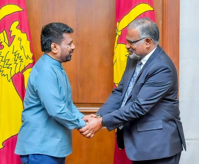 ආපු ගමන් හිරේ යවනව කිව්ව මහින්ද අනුරට නැවතත් ආර්ථිකේ ගැන ටියුෂන් දෙයි
