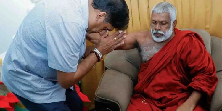 විපක්ෂ නායකට දිඹුලාගල සහ දීඝවාපි නායක නා හිමිවරුන්ගේ ආශීර්වාදය..!