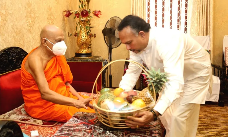 සබරගමුව නව ආණ්ඩුකාරවරයා මහා නා හිමිවරුන් බැහැදකියි