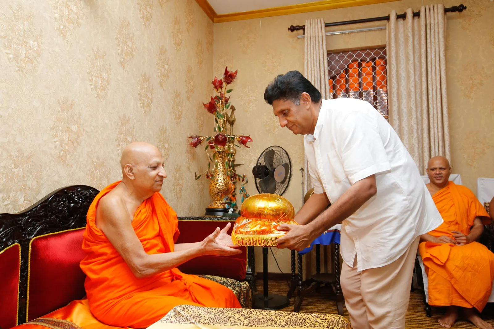 විපක්ෂ නායක මල්වතු -අස්ගිරි මහ නා හිමිවරුන්ගේ ආශීර්වාදය ලබා ගනී