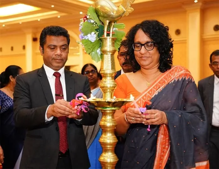 අපි දෙන්නා....එක්....වීලා සහයෝගෙන්....වැඩේ....දෙන්නේ....