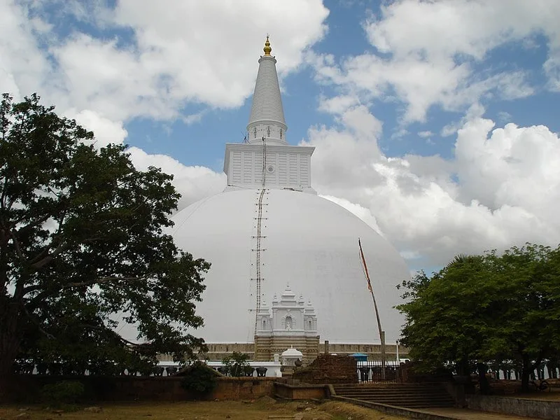 ජීවමාන බුදුන් වහන්සේ වැඩසිටින ස්වර්ණමාලි මහා සෑය