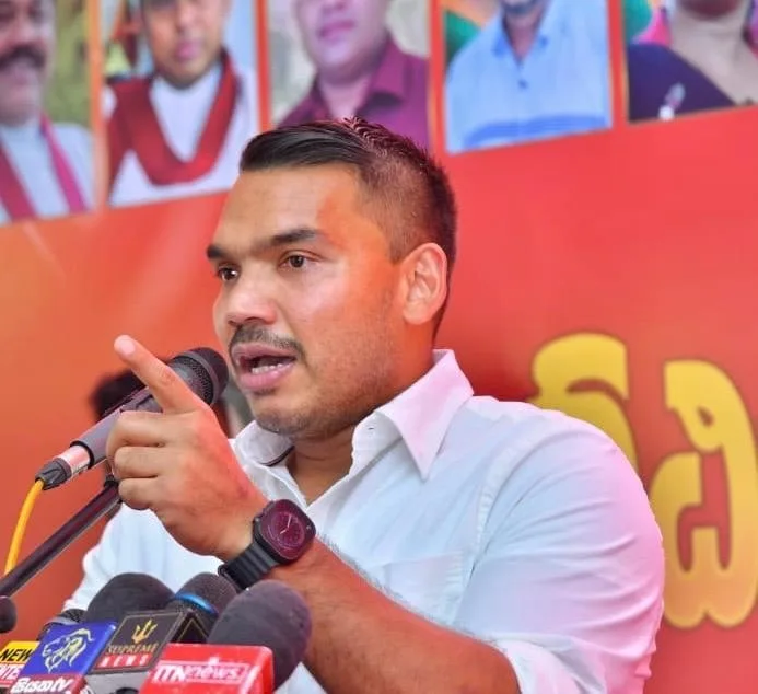 සමහරු ආණ්ඩුවට විරුද්ධව කටඋත්තර දුන්නම සියදිවි හානිකරගන්න තැනට ඇවිල්ලා තියෙනවා
