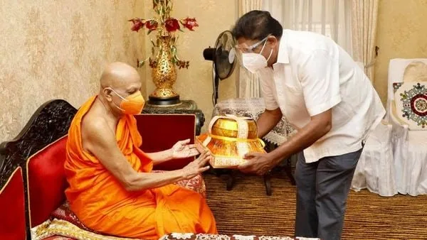 සජිත් මල්වතු-අස්ගිරි මහ නාහිමිවරුන් බැහැ දකියි