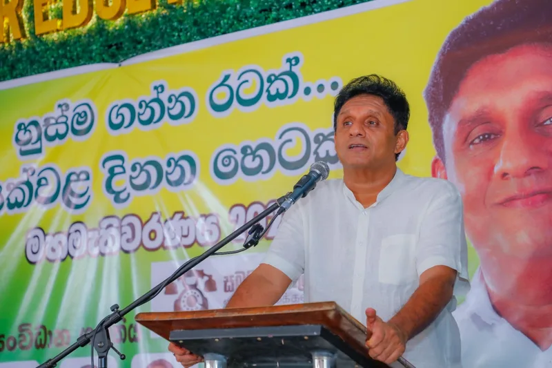 වෙනස වෙනස් කරලා-ආණ්ඩුව දැන් මුළු රටටම විහිළු සපයනවා