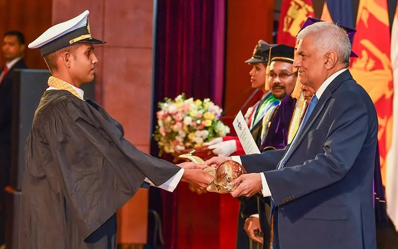 අභියෝග හමුවේ මව්බිම අතහැර පළා යනවාද නැද්ද යන්න ඔබ තීරණය කළ යුතුයි