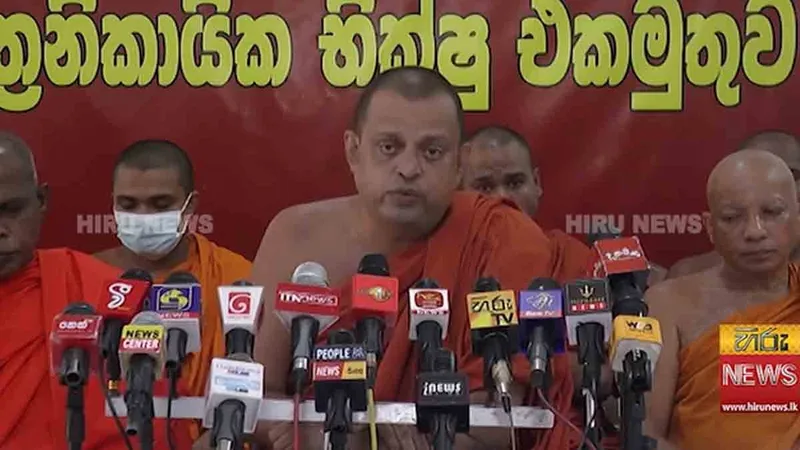 ත්‍රෛනිකායික භික්ෂු එකමුතුවේ ආශීර්වාදය සහ සහය විපක්ෂ නායකට