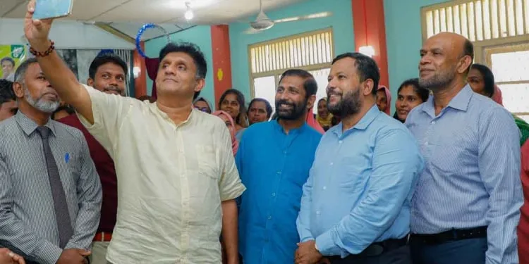 ආණ්ඩුවට යනවා කිව්ව රිෂාඩ් සජිත්ගේ වේදිකාවේ