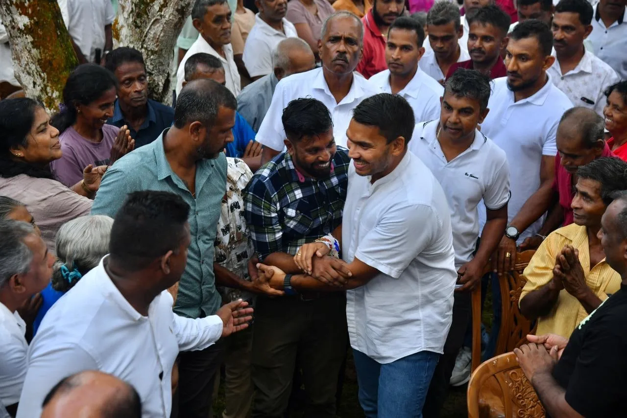 ආඩම්බරයෙන් පෙන්නන්න තියෙන පදක්කමට මොකක්ද කියන්නේ..? "යකඩ කෑල්ලක්" - ලැජ්ජයි..!