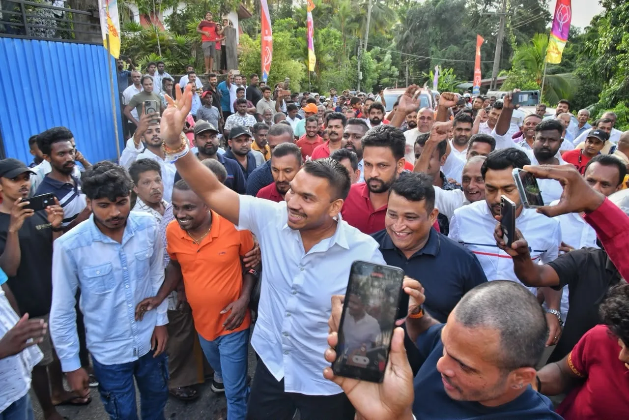 සමහරු ආණ්ඩුවට විරුද්ධව කටඋත්තර දුන්නම සියදිවි හානිකරගන්න තැනට ඇවිල්ලා තියෙනවා