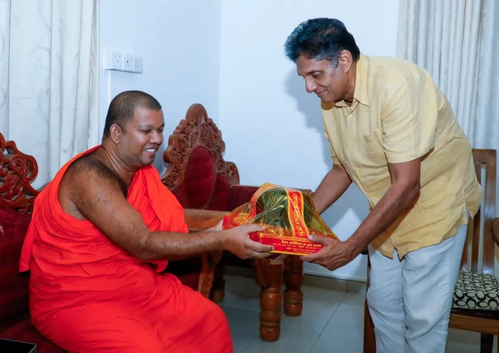 විපක්ෂ නායකට දිඹුලාගල සහ දීඝවාපි නායක නා හිමිවරුන්ගේ ආශීර්වාදය..!