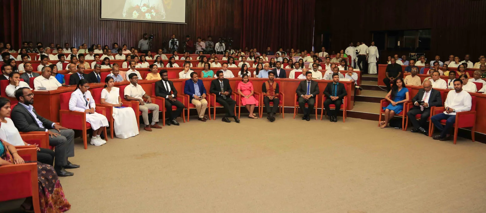 කරූ කෘතහස්ථ රාජ්ය තාන්ත්රිකයෙකු විනා දේශපාලකයෙකු නොවේ
