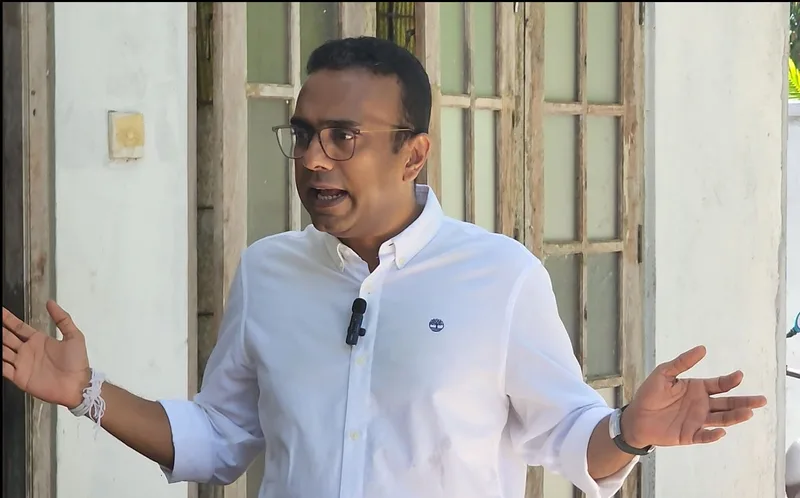 මාළිමාවේ මල් අතරේ ගඳපාන මල් නියඟලා මල් තමයි වැඩිය තියෙන්නේ.