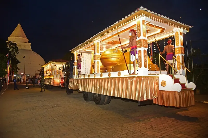 සඳහිරු සෑයේ කොත්වහන්සේ බදාදා යුදගනාව රජමහා විහාරයට