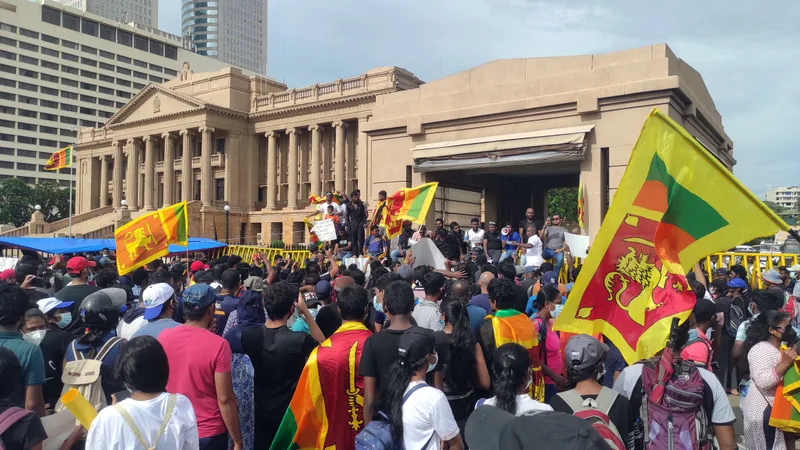 ආණ්ඩු නොව අධ්යාපනය පෙරළමු..!