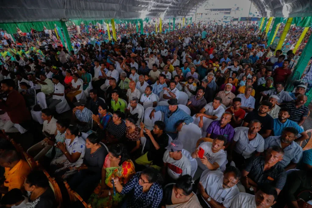 විවාදයට බියේ රතු අලි පැටවුන්ගේ නායකයා ජනපති අස්සේ හැංගිලා නාඩගම් නටනවා