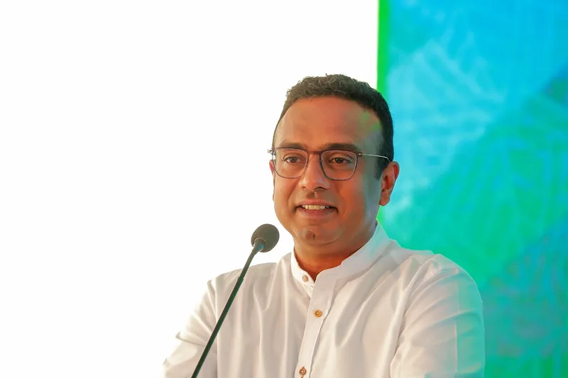 අනුන්ගේ කලිසම් උජාරුවට ඇඳ ගෙන නොයා තමාගේ කලිසම හැළුණත් රට වැටෙන්න නොදීමයි Smart අරගලය