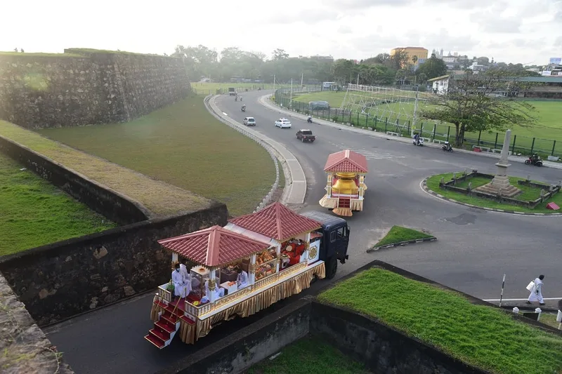 සඳහිරු සෑයේ කොත්වහන්සේ රැගත් පෙරහැර මාතර වෙහෙරහේන විහාරයට..!