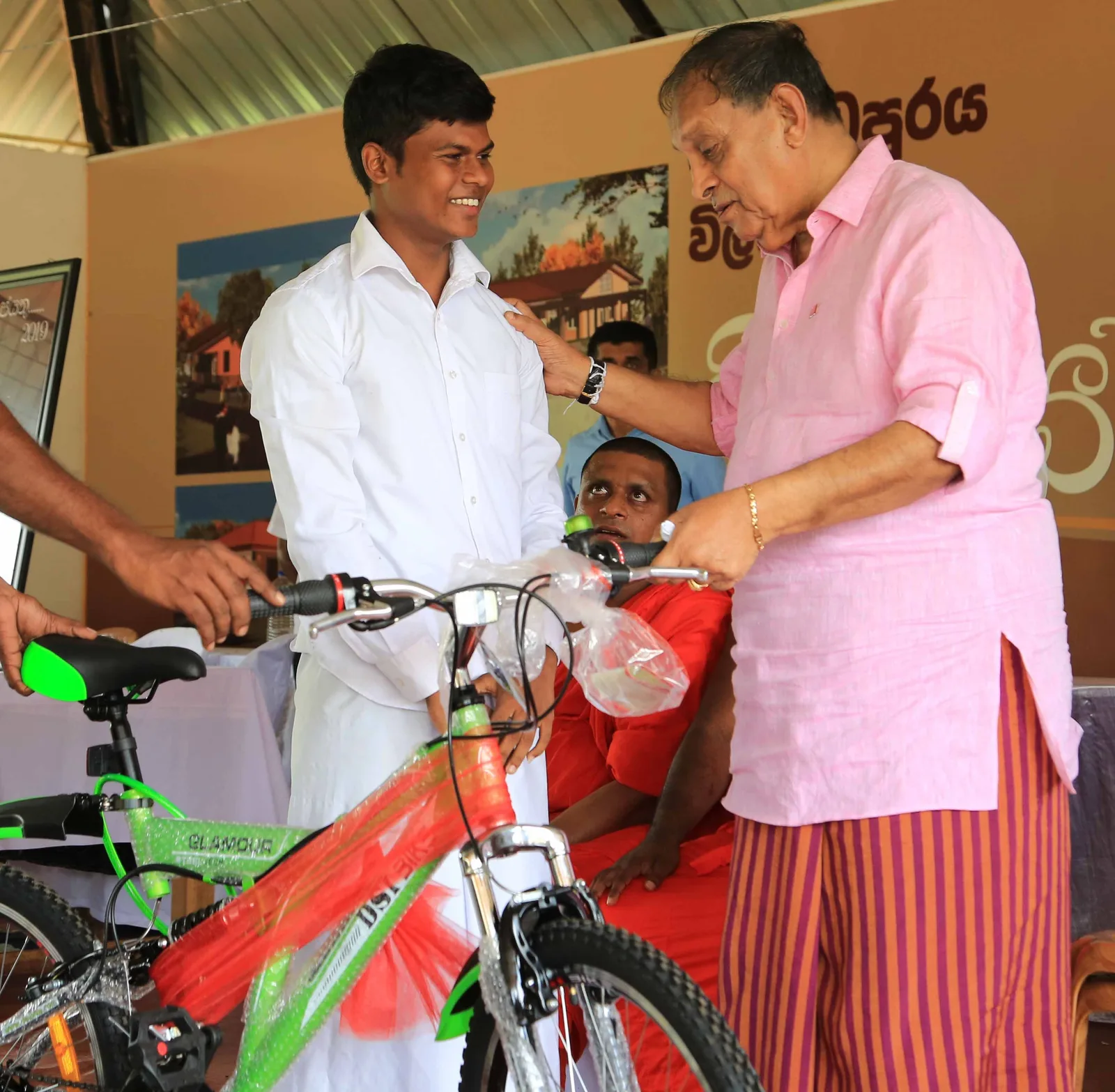 රටට හැමදාමත් ආදර්ශම දෙන කතානායක සිය උපන් දිනයේදී දුන් ආදර්ශය මෙන්න..!