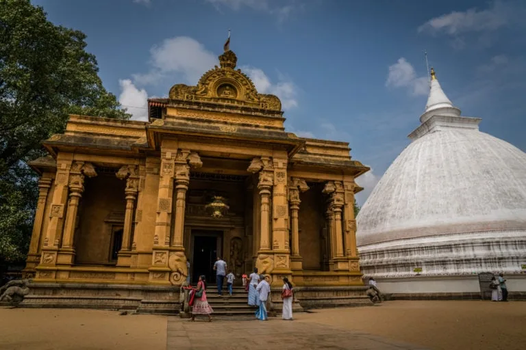 ඉතිහාසගත වංචාවක ප‍්‍රතිරංගනය හෙවත් කැලණියට පහළ වූ නයි ධාතුව