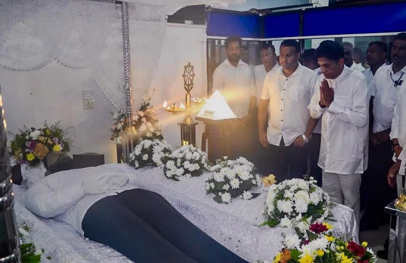 විපක්ෂ නායක සජිත් ප්රේමදාස මහතා ලසන්තට අවසන් ගෞරව දක්වයි