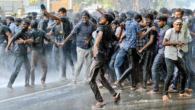 සරසවි සිසුන්ට ආයේ සෙල්ලම් බැහැ