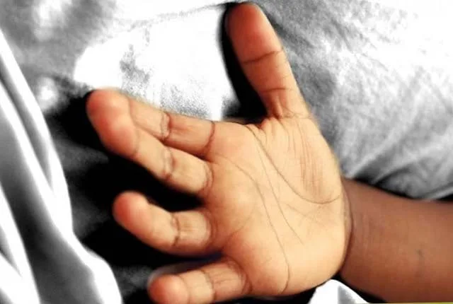 කුඩා දරුවා විදුලි සැර වැදී මරුට