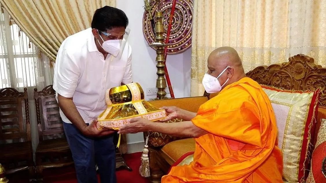 සජිත් මල්වතු-අස්ගිරි මහ නාහිමිවරුන් බැහැ දකියි