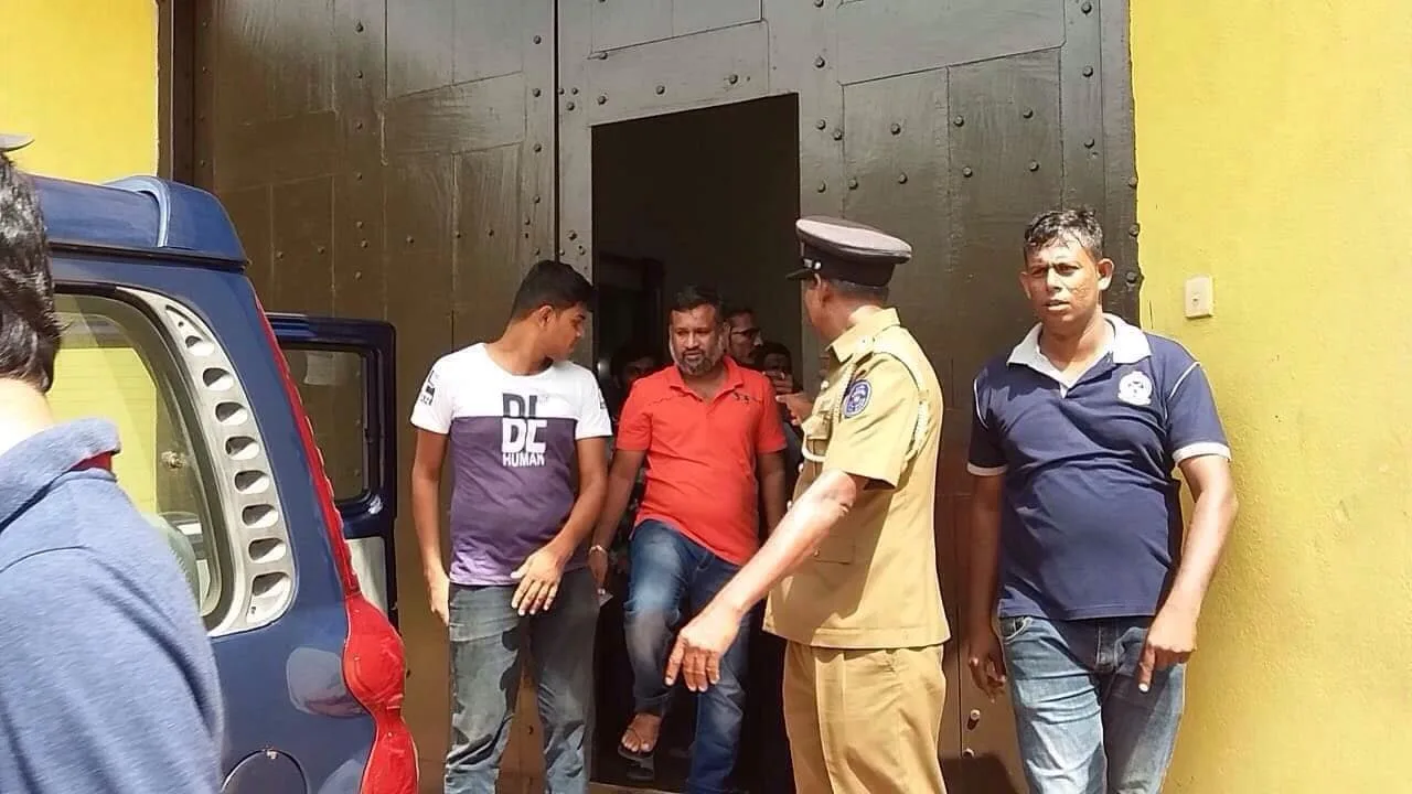 ඛන්ජිපානි ඉම්රාන්ට ජංගම දුරකථනයක් දෙන්න ආ පියා ඇතුළු 06ක් මාට්ටු..!