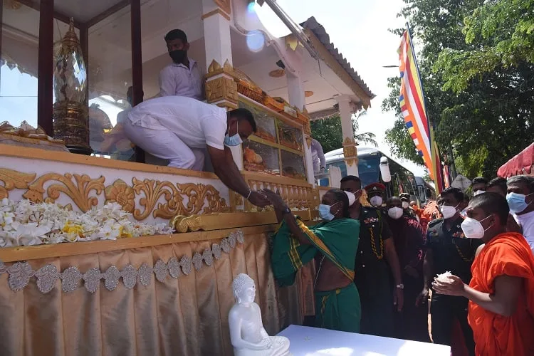 සඳහිරු සෑයේ කොත්වහන්සේ සෙනසුරාදා අනුරාධපුරයට