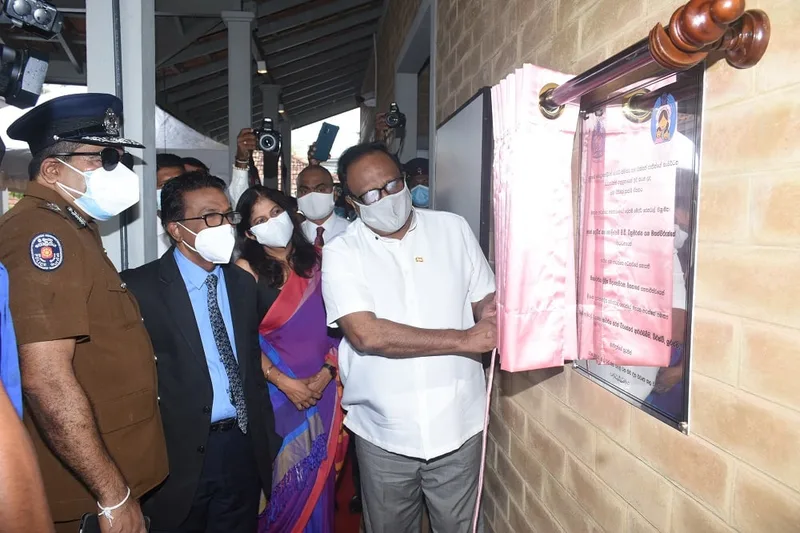 දරුවන්ට ලෝක ළමා දිනය දා පොලිසියෙන් තිළිණයක්..!