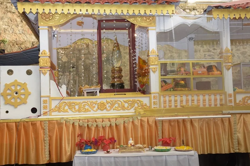 සඳහිරු සෑයේ කොත් වහන්සේ ඉදිරියේ අද(25) ත් ආගමික වතාවත්..!