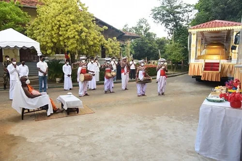 සඳහිරු සෑයේ කොත් වහන්සේ ඉදිරියේ අද(25) ත් ආගමික වතාවත්..!